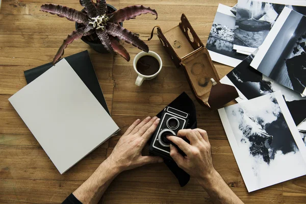 Hände halten Retro-Kamera — Stockfoto