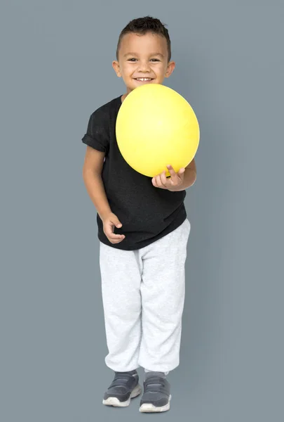 Pojke med gul ballong — Stockfoto