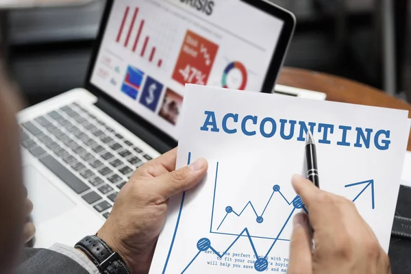 Hombre de negocios sosteniendo documento en papel — Foto de Stock