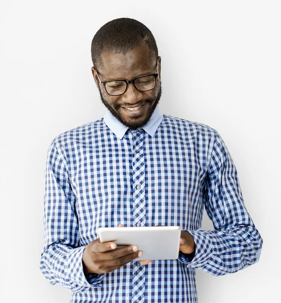 Африканський чоловік використовує цифровий планшет — стокове фото