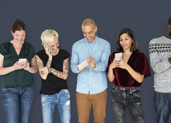 Grupp av personer som använder mobiler — Stockfoto