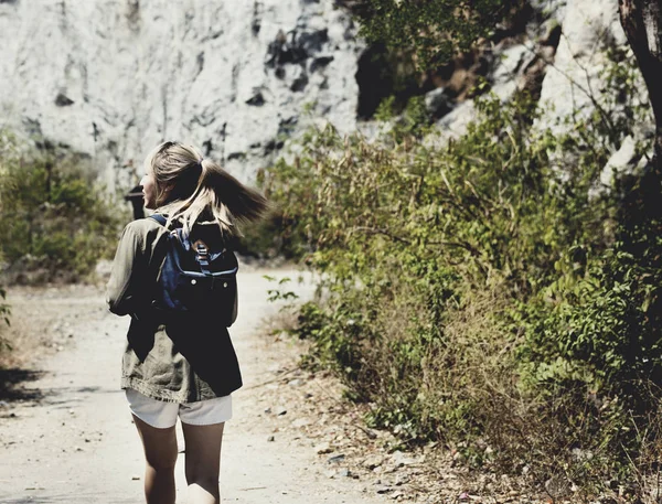Ung kvinna reser ensam — Stockfoto