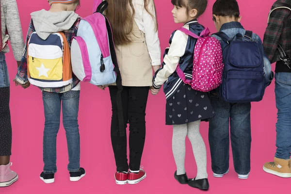 Niños de pie con mochilas — Foto de Stock