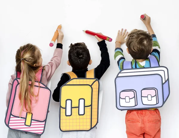 Compagni di classe con sacchetti di carta — Foto Stock