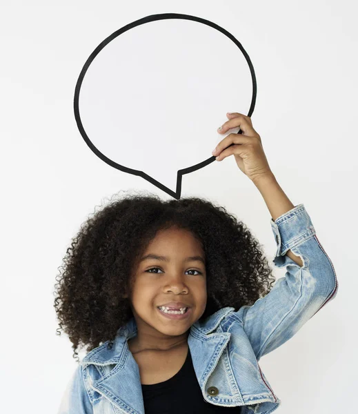 Kind hält Sprechblase aus Papier — Stockfoto