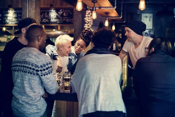 Amigos bebendo cerveja juntos — Fotografia de Stock