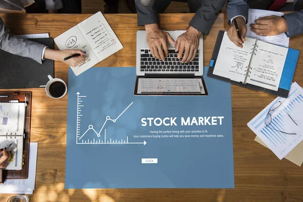 Mãos de empresários sobre a mesa — Fotografia de Stock