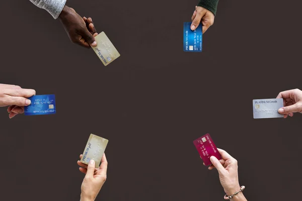 Ruce držící kreditní karty — Stock fotografie