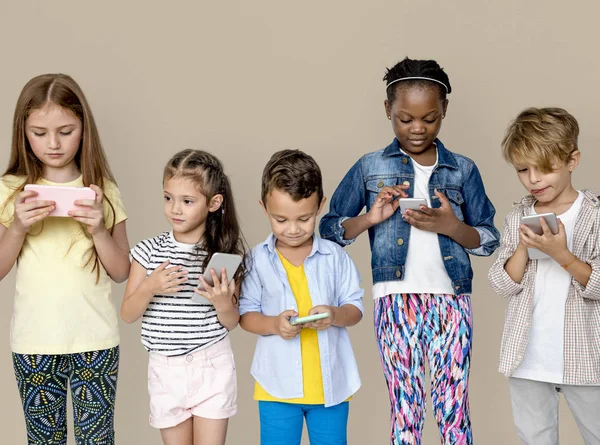 Gyerekek okostelefonok — Stock Fotó