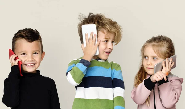 Niños hablando por teléfono — Foto de Stock