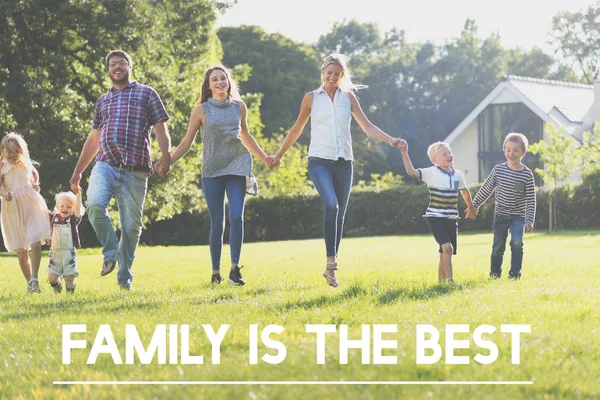 Famiglia che cammina insieme sul prato — Foto Stock