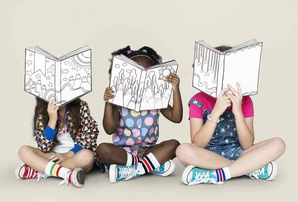 Niños leyendo libros de cuentos —  Fotos de Stock
