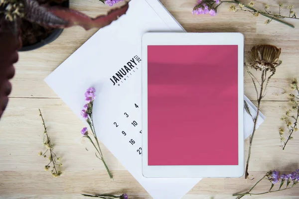 Tablet digital na mesa com flores — Fotografia de Stock