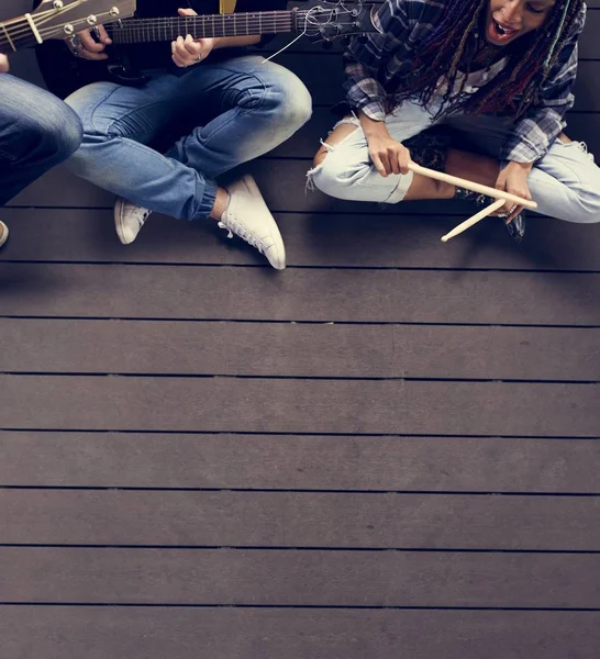 Personer spelar gitarr — Stockfoto