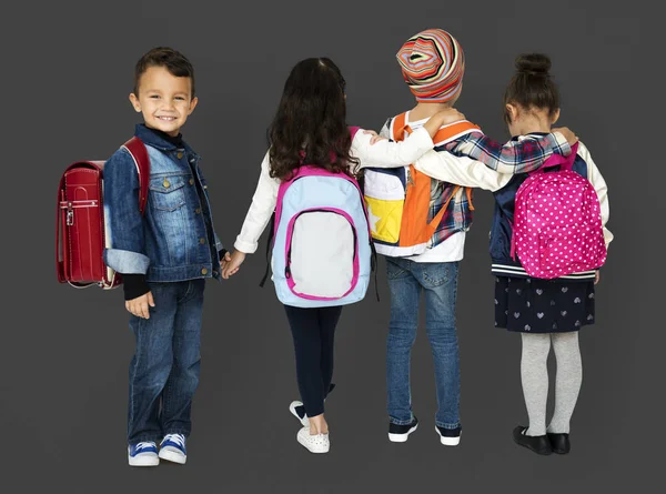 Kinderen dragen van rugzakken — Stockfoto