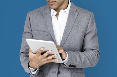 Dijital tablet kullanarak iş adamı 