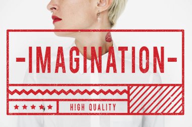 Beyaz gömlekli genç kadın