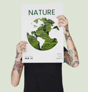 Dövmeli kişi holding afiş.  