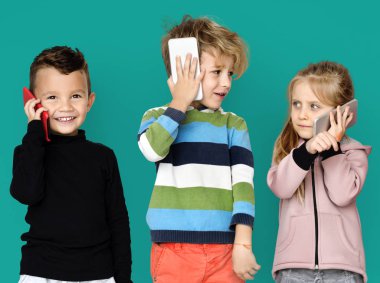 akıllı telefonlar kullanan arkadaşlar