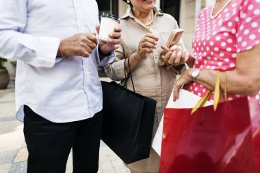 üst düzey insanlar şehirde sokak konuşuyor