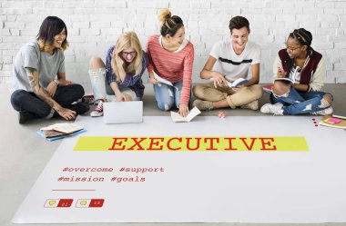 öğrenciler proje üzerinde birlikte çalışma