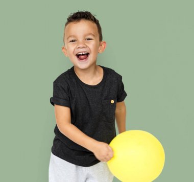 Sarı balon ile çocuk