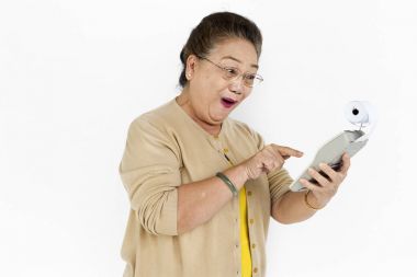 hesap makinesi kullanan kadın