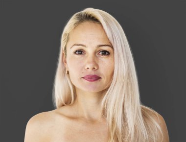 ciddi sarışın kadın