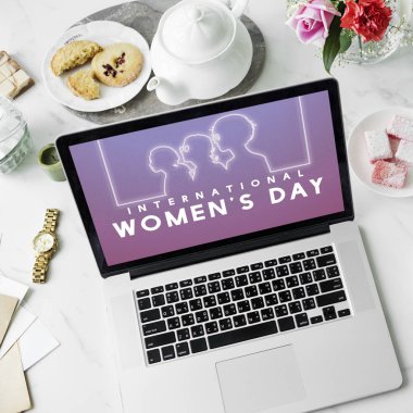 ahşap masa üstünde açılan laptop