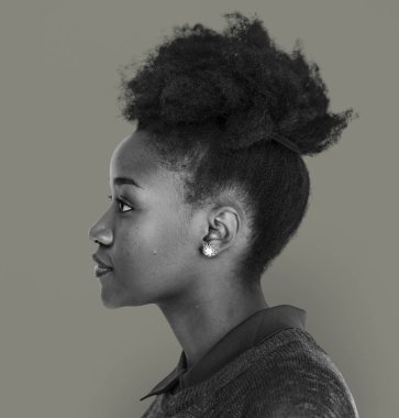 Stüdyoda Afrikalı-Amerikalı kadın