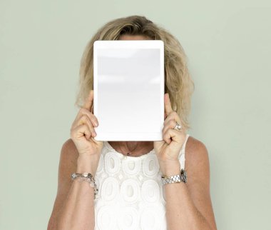 Dijital tablet tutan kadın 