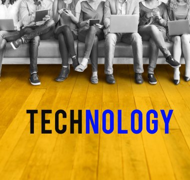 Dijital aygıtlar kullanan insanlar