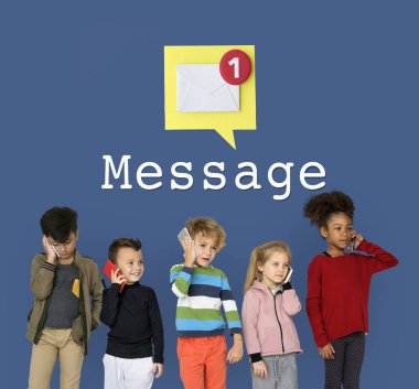 Çocuk akıllı telefonlar kullanarak