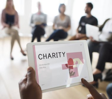 Dijital tablet kullanan kişi