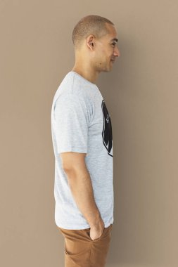 adam gündelik kıyafeti 