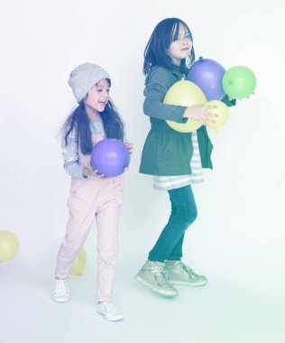 Balonlar ile oynayan çocuklar