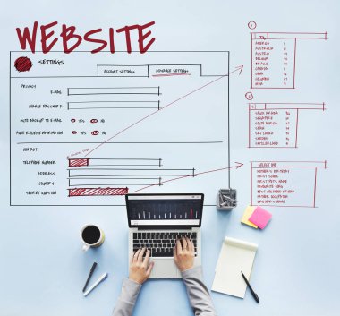 Laptop klavyesinde yazan kişi