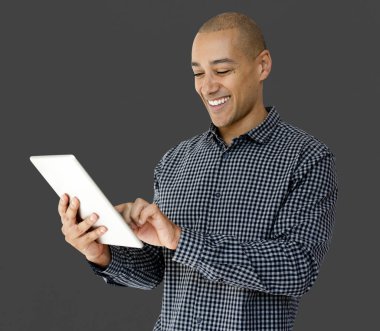 Dijital tablet kullanan adam