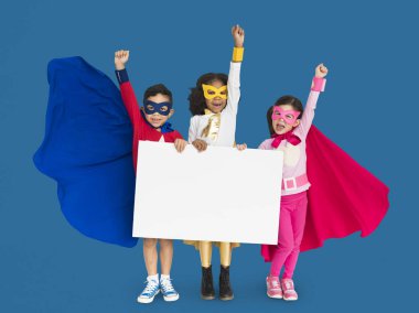 süper kahraman kostümleri giyen çocuk