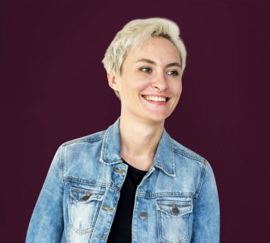 kot ceketli sarışın kadın