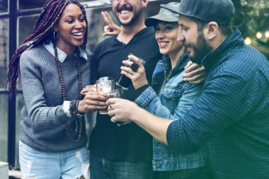 Arkadaşlar birlikte bira içmek