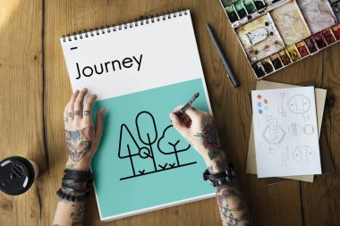 Dövmeli kişi Not Defteri'nde çizim 