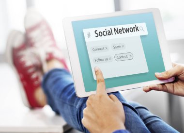 kişi holding dijital tablet