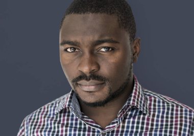 ciddi Afrika asıllı adam