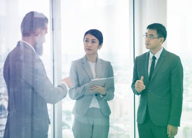 İş adamları konuşuyor.