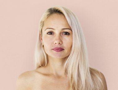 ciddi sarışın kadın