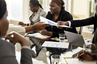 Kağıt belgeleri ile iş adamları