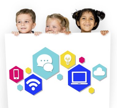 Çocuk afişini saklanıyor