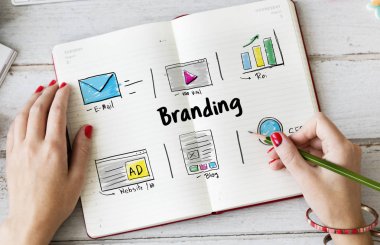 Not defterinde yazılı kadının elleri 