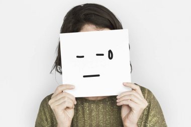 Emoji kartı tutan kadın.